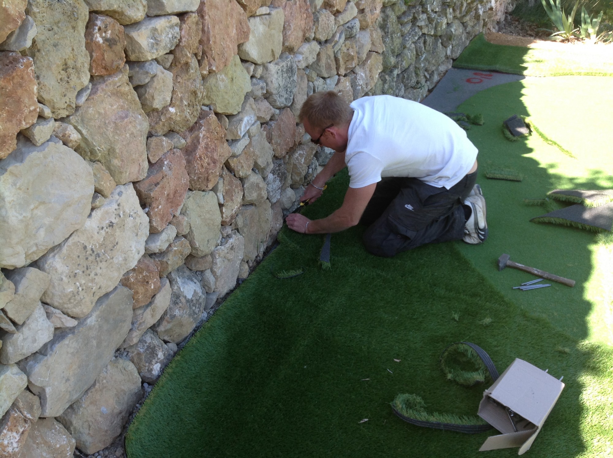 Cloutage de la pelouse artificielle au Beausset près de Toulon